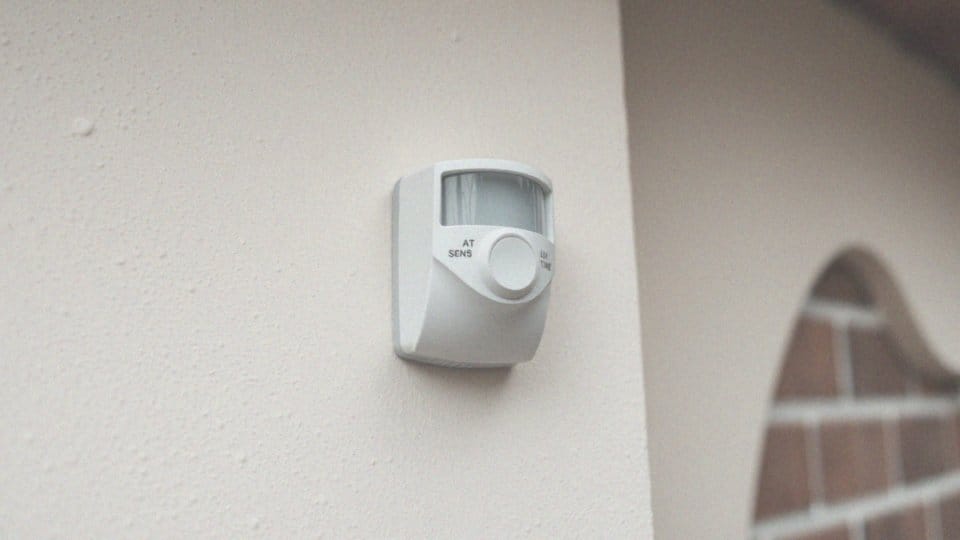 Czujnik ruchu 3 pokrętła – zalety i regulacje użycia