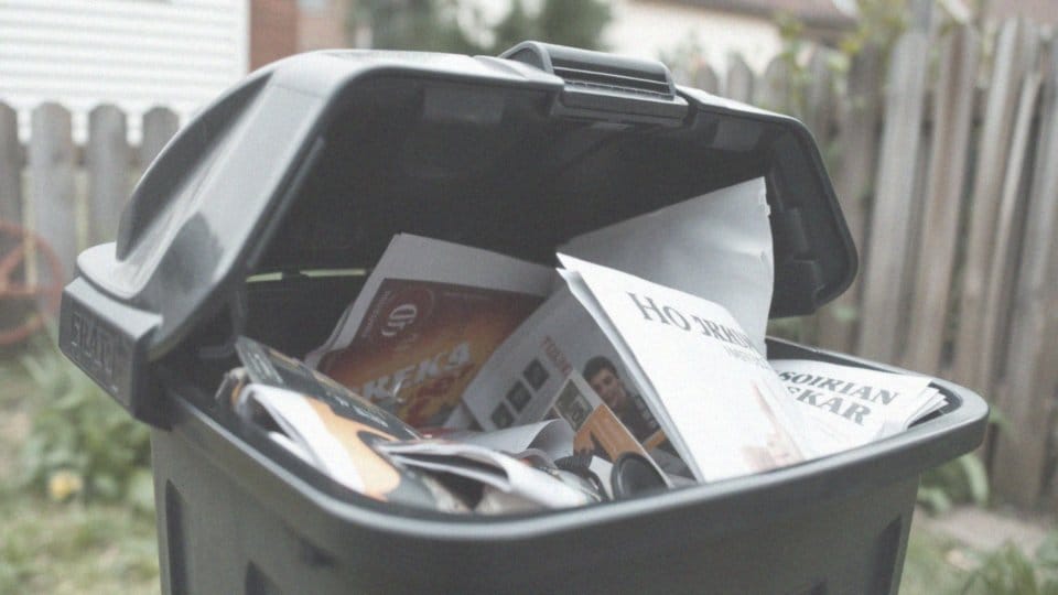 Papier lakierowany gdzie wyrzucać? Zasady segregacji odpadów