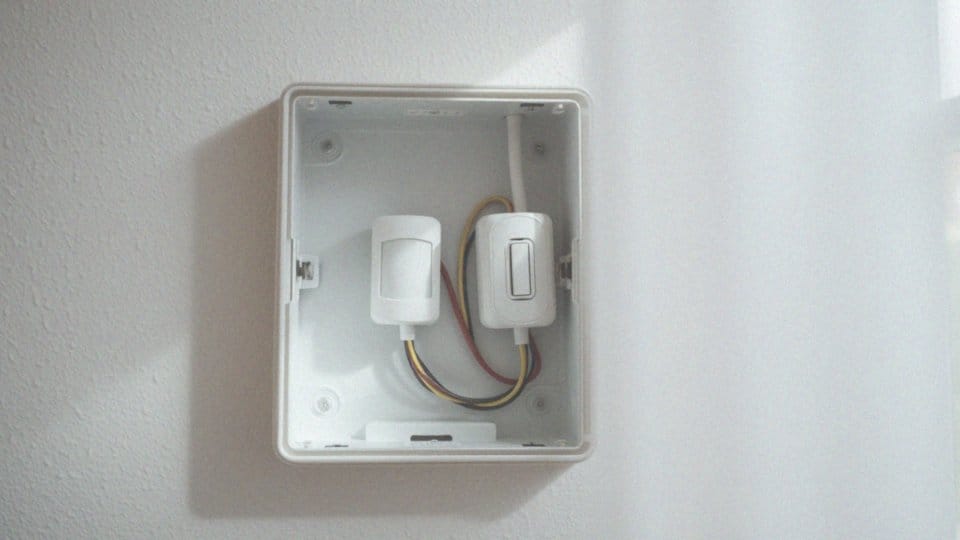 Schemat podłączenia dwóch czujników ruchu – jak to zrobić efektywnie?